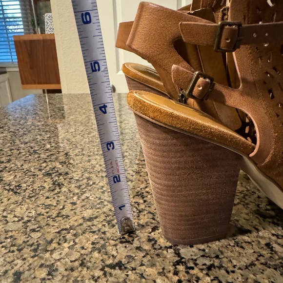 Cute!! BCBG Slightly used Suede Booties Camel color Size 9 1/2 4” heel Zip sides - Picture 7 of 15